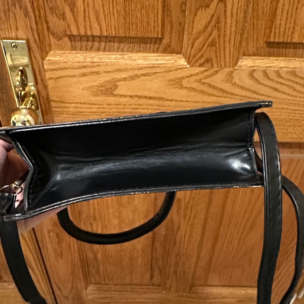 Elegant Black Handbag - Picture 4 of 7